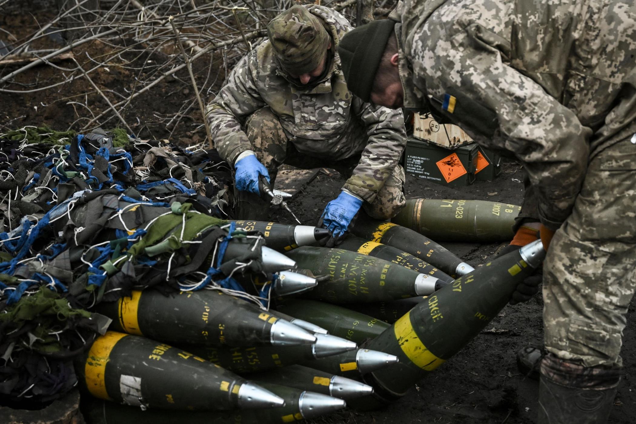 Ukrainian servicemen prepare to fire artillery toward Russian positions, Bakhmut, March 11, 2023. (AFP Photo)