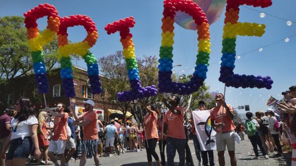 加州州长加文·纽森签署法案，加强该州对LGBTQ+人群的保护