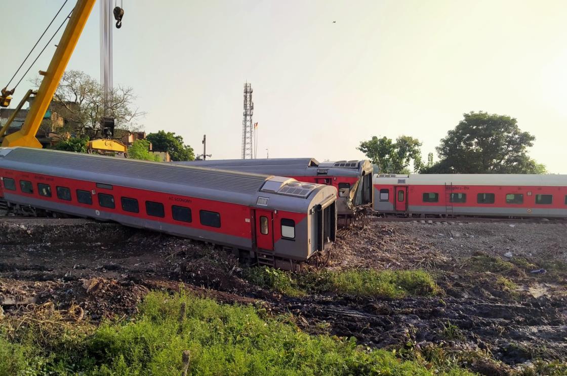 Rescue works co<em></em>ntinue at the site of a train accident in Bihar&#039;s Buxar district, India, Oct. 12, 2023. (EPA Photo)