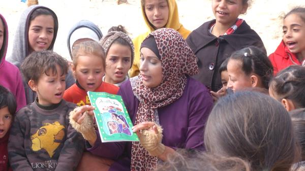 加沙战争:流离失所的巴勒斯坦教师没有被以色列的战争吓倒