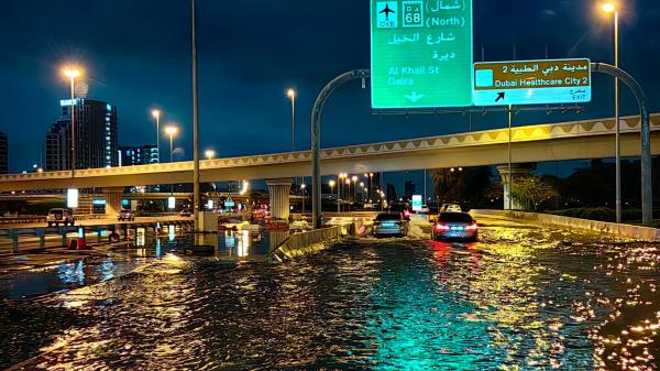 严重的洪水袭击了海湾国家，造成死亡和破坏