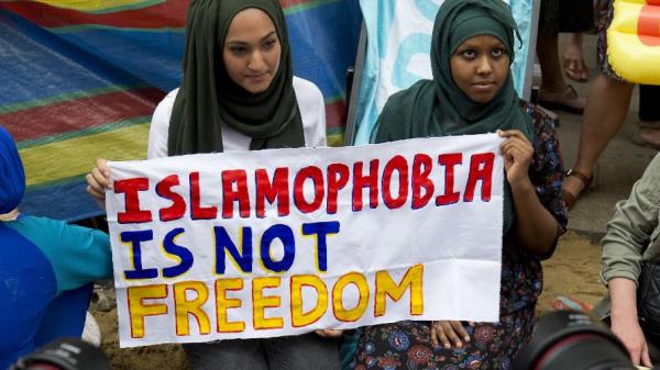 在整个英国，对穆斯林的偏见是可以容忍的