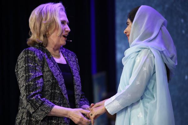 马拉拉·尤萨夫扎伊因与希拉里·克林顿的“女权主义”百老汇合作而受到批评