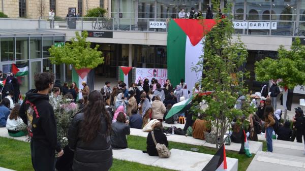 法国:巴黎政治学院召集警察驱散亲巴勒斯坦抗议活动