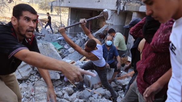 加沙战争:民防部门称，估计有1万名巴勒斯坦人被埋在瓦砾下