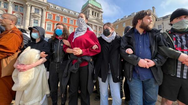 抗议者封锁了英国商业贸易部，反对向以色列出售武器