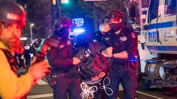 警察突袭纽约市加沙团结营地后，数百人被捕