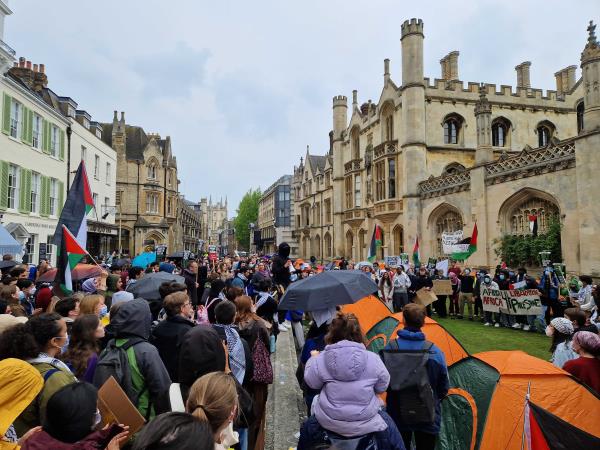英国:剑桥大学和牛津大学的学生发起抗议营地，反对加沙战争